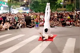 越南夜晚步行街杂技女举男视频封面