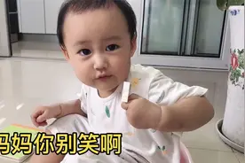宝宝坐洗脸盆里假装洗澡！还学着打香皂太好玩了，妈妈都笑岔气了视频封面