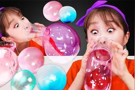 韩国吉妮小姐姐玩可食用的吹泡泡，吹出好多好大的泡泡，真好玩！视频封面