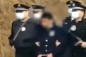 长沙8岁女童遇害案嫌疑人指认现场，女童父母欲冲上前被拦住视频封面