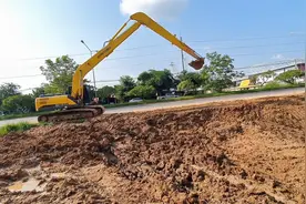 住友210挖掘机，手臂挺长，但是铲斗太小，装车很费劲视频封面
