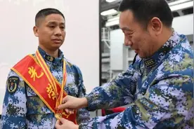 辽宁舰首位一级军士长退役！入伍三十余载，致敬“兵王”视频封面