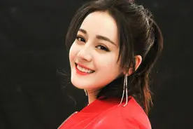 迪丽热巴穿衣风格越来越奔放？对比热巴旧照，网友：认不出来了视频封面