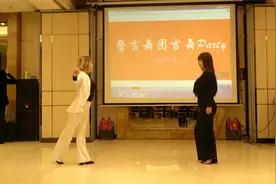吉特巴《花开的时候你就来看我》动作娴熟利落，歌声悠扬动听视频封面