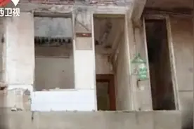 男子大夏天躺屋里无人过问，背上长满褥疮，双手双脚被绳子给绑住视频封面