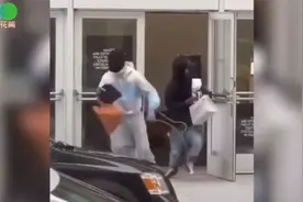 美国十多名扒手砸烂商店展示柜,肆无忌惮行窃,抱着奢侈品逃离视频封面