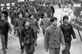 1977年我国恢复高考时的老照片，各地都充满着壮观的场景视频封面