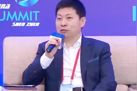 IT领袖峰会前，华为余承东变“推销员”，向马化腾推销Matex手机视频封面