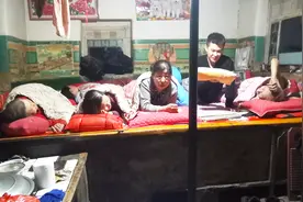 山西晋北农村，热乎乎的土炕上睡了一家6口人，这样睡觉尴尬吗？视频封面