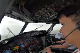 第一视角看737-800在暴雨中降落全过程视频封面