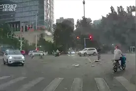 高楼保温层和外墙皮被大风吹落 路过行人惊险逃过一劫视频封面