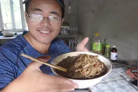小伙自制浓油赤酱荻柴笋盖浇面，浇头春天才会有，明年多采集一点视频封面