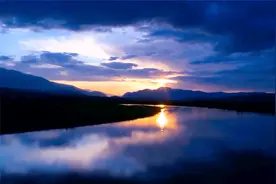 一抹殷红夕阳照在西山上湛蓝湛蓝的天空浮动着大块大块的白色云朵视频封面