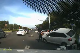 电动车主被轿车压在车底，路过市民纷纷上前30秒内将车抬起救出视频封面