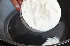 把一碗面粉倒进沸水锅里，瞬间变美食，香酥多层，出锅孩子抢着吃