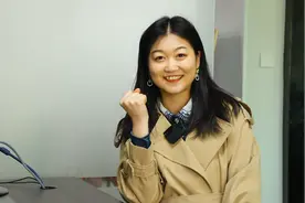 女孩来应聘，总裁问什么人一年只上一次班？女孩的回答太有才了视频封面
