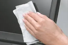 电脑屏幕脏了不要用水擦，教你窍门，擦完比新买的还干净，太棒了视频封面