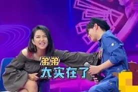何洁当众摸王一博胸肌，看到王一博的反应，网友：太奶了吧视频封面