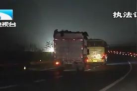 慌不择路！男子无证驾驶大货车，遇交警心虚竟钻入下水道视频封面