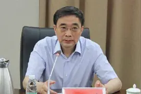 贪了26年的“老虎”受审！贪腐数额惊人：收受财物超5千万元视频封面