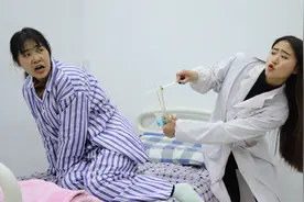 短剧：病人因为害怕打针连连放屁，不料医生做出打针神器，真有才视频封面