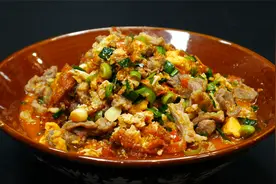 大厨教你“蛋炒肉”最好吃做法，香辣开胃，配上米饭连汤汁都不剩视频封面