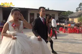 广西农村一对新人结婚，带着新娘去拜祖屋，桌子摆得多，没多少人视频封面