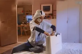 李栋旭最奇怪的礼物，令郑丽媛超级无语你有收到过什么奇葩的礼物视频封面
