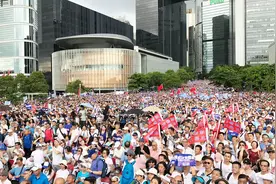 现场！大批香港市民高举国旗力挺港警执法 多名港演艺界大腕现身视频封面