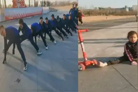 伤害不高侮辱性极强！消防员在公园韧带拉伸训练，偶遇一字马高手视频封面