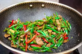 四季豆炒肉是焯水还是过油？大厨分享接地气做法，出锅真是费米饭视频封面