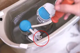 马桶冲水无力？马桶冲水少？拧一拧水箱里的小机关，立马解决烦恼视频封面