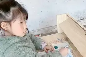 女孩不写作业被妈妈带去放羊当场崩溃，妈妈：回家后乖乖写作业了视频封面