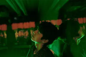 刘昊然叒唱歌了！《平原上的火焰》发布推广曲《漠河舞厅》MV
