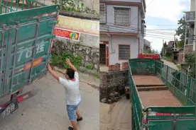 大货车走错路进退两难蹭到村民房子，女屋主暖心回应收获感谢视频封面