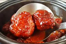 教你在家做红烧狮子头，不用加肉做出的狮子头红亮诱人，太香了视频封面
