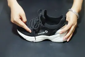 运动鞋脏了别拿水洗，教你一招，洗得干净不变形，太实用了视频封面