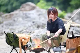 姑娘在小溪边野餐自己煎肉饼视频封面