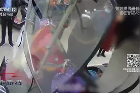 湖南常德 挠脸咬人无赖撒泼大妈无证驾驶 猛然掏出铁枝剪刺伤警察视频封面