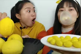 闺蜜恶作剧：妹子无表情吃“夹心柠檬泡泡糖”，只怕是柠檬精真逗视频封面