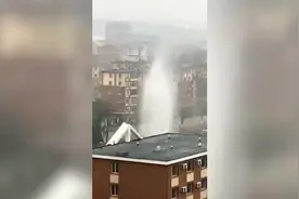 大连秀月街自来水管线爆裂 喷起数十米高水柱视频封面