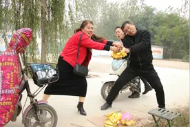 爆笑喜剧：俩二货路边捡香蕉互相吹牛，没想香蕉是售卖的，太逗了视频封面