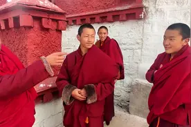 小伙冒着被打的风险，好奇的问西藏僧人，能不能结婚？能吃肉吗？视频封面