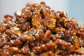 核桃仁油炸成金黄色，香甜酥脆不粘牙，爱吃坚果的朋友别错过视频封面