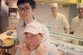 甄子丹与大儿子同框，已23岁跟前妻长大，与同父异母弟妹相处融洽视频封面