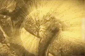 村民结伴进深山 发现一尊体积庞大 散发着耀眼金光的神秘佛像视频封面