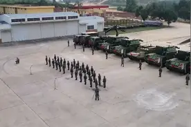 官兵庄严宣誓！东部战区某合成旅举行某型防空导弹授装仪式视频封面