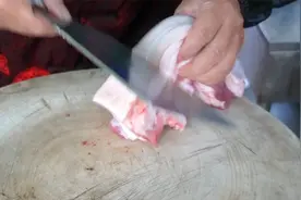 大厨用五花肉做烧肉 肉皮的毛不用火烧处理 而是这样做 又学到了