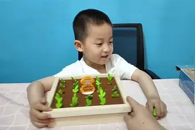 当当和妈妈剪刀石头布比赛拔萝卜！视频封面