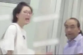 殷桃携母亲现身医院，素颜出镜显憔悴，情绪崩溃当众人面大吼视频封面